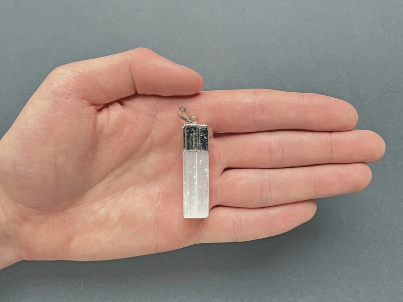 Selenithalsband Silverfärgat lagerhalsband Rå selenit Läkande kristaller Hänge Försilvrad Naturlig selenit Rå sten Smycken bild 8
