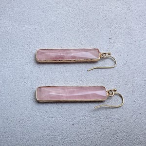 Örhängen i naturlig rosenkvarts, rektangulära örhängen, smycken med rosa ädelstenar, kvartskristall i guld bild 7