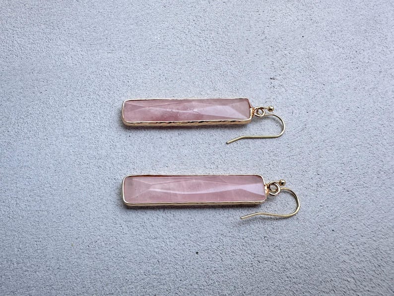 Örhängen i naturlig rosenkvarts, rektangulära örhängen, smycken med rosa ädelstenar, kvartskristall i guld bild 7