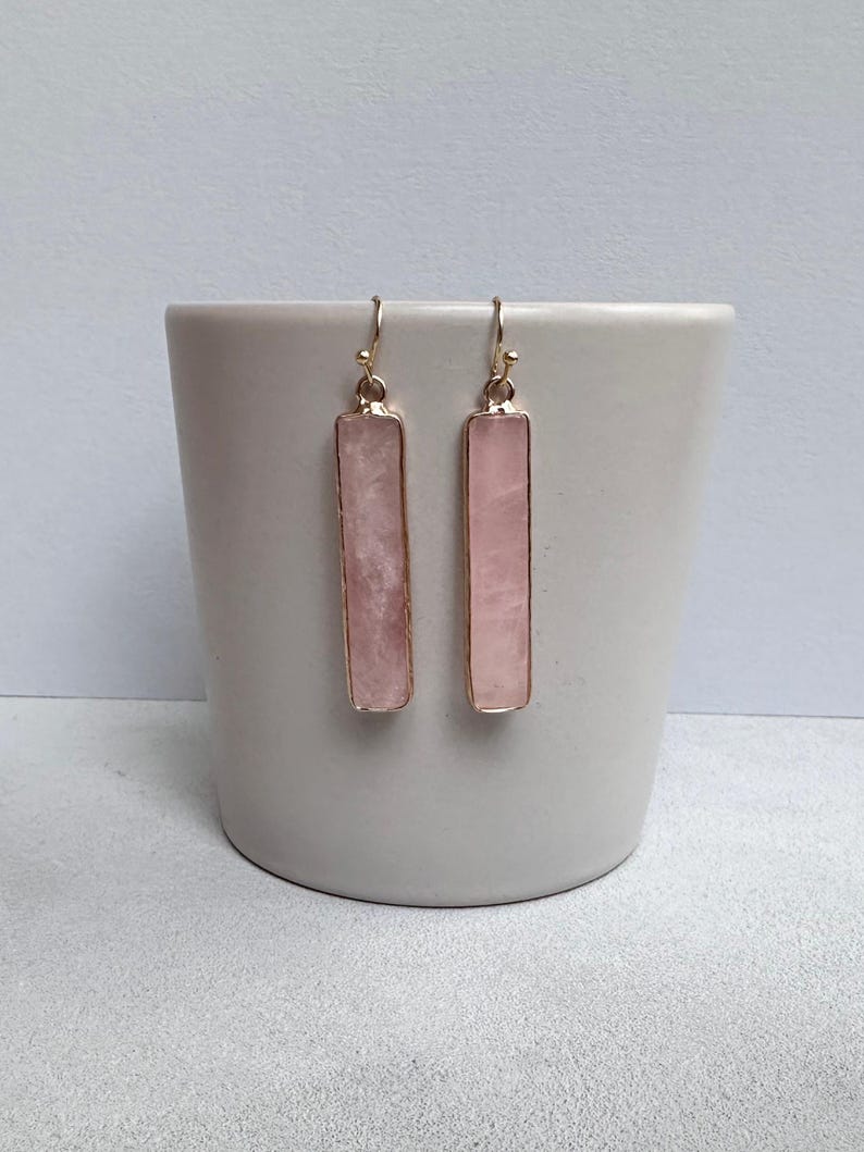 Örhängen i naturlig rosenkvarts, rektangulära örhängen, smycken med rosa ädelstenar, kvartskristall i guld bild 10