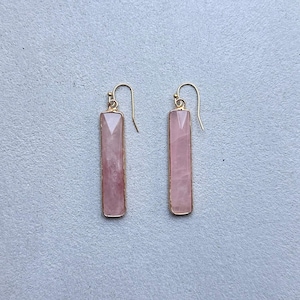 Örhängen i naturlig rosenkvarts, rektangulära örhängen, smycken med rosa ädelstenar, kvartskristall i guld bild 3