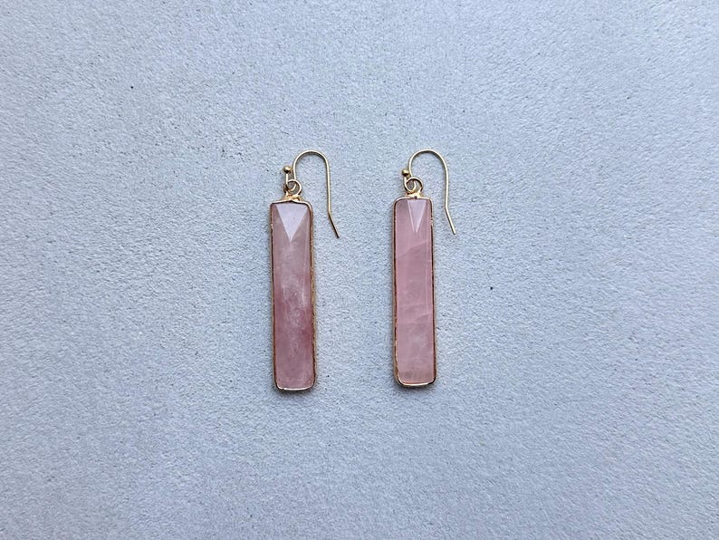 Örhängen i naturlig rosenkvarts, rektangulära örhängen, smycken med rosa ädelstenar, kvartskristall i guld bild 3