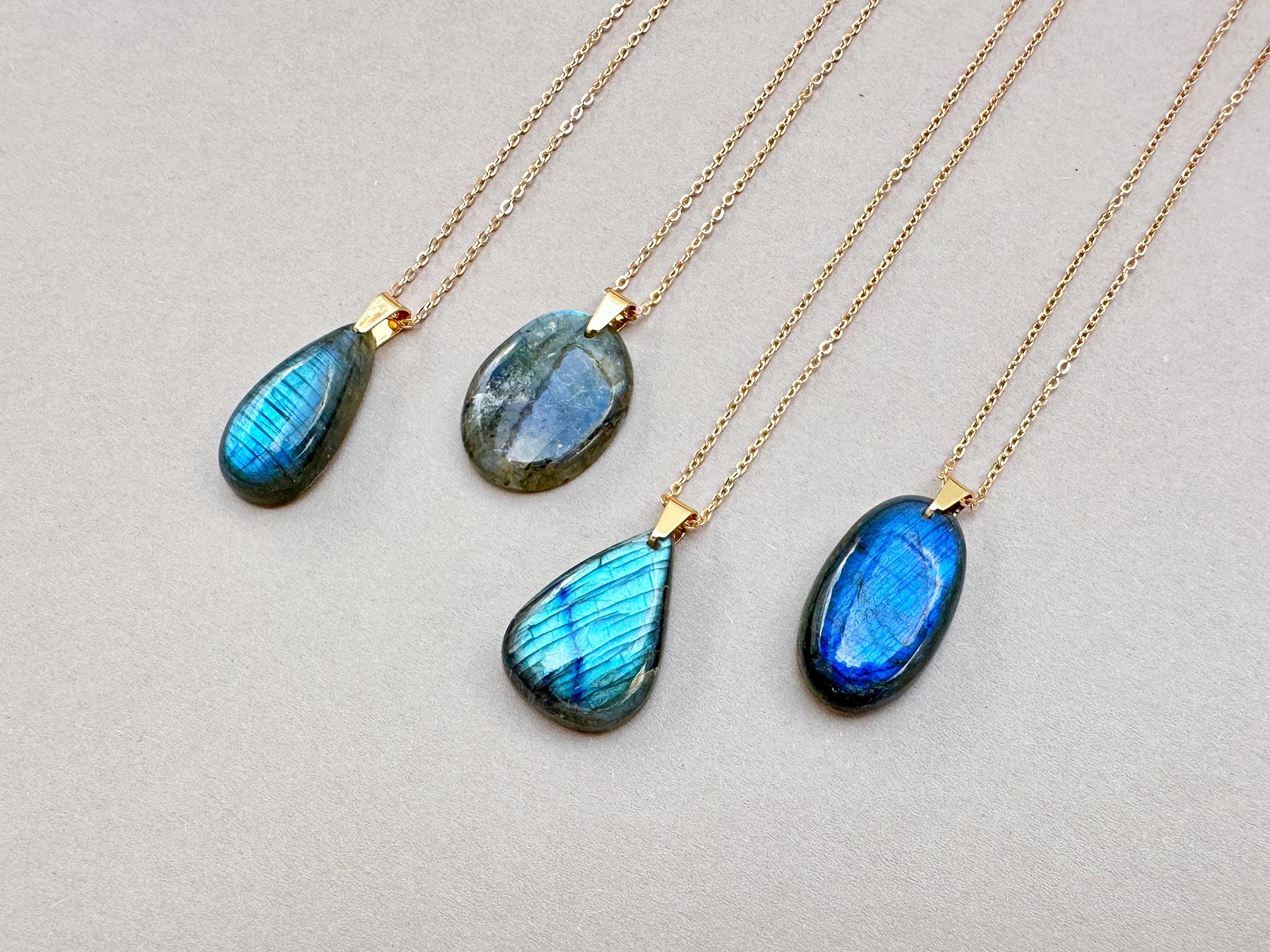 Pierre Labradorite Arc-en-ciel Naturelle Gravée En Feuille, 7,36 Carats