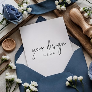 Maquete de convite de casamento, cartão de felicitações plano, maquete de conjunto de casamento floral azul-marinho, convite PNG JPG para sobreposição digital