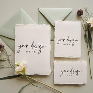 Mockup di invito di nozze in carta fatta a mano Sage Green con fiori selvatici, RSVP per aziende