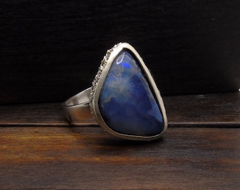 Ring with Australian Boulder Opal made with solid silver in Italy. Opal ring in minimal style with multicolored natural stone