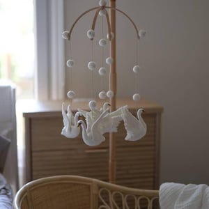 Móvil de cisne para bebé - Fieltro de lana hecho a mano - Decoración infantil escandinava imagen 5