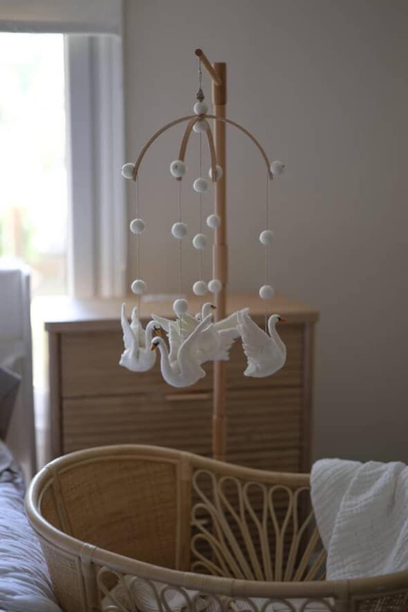 Móvil de cisne para bebé - Fieltro de lana hecho a mano - Decoración infantil escandinava imagen 5