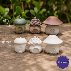 Peut inclure: Trois maisons miniatures en deux états : une rangée inférieure de modèles blancs non peints et une rangée supérieure de versions finies avec des toits bleus, violets et marron. Les étiquettes 'after' et 'before' avec des flèches et un cercle violet 'Airbrushed'.