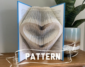 Omgekeerd hart gevouwen boek PATROON - Boeksculptuur - eerste jubileumcadeau voor hem of haar - Man Vrouw Verjaardagsdatum - Huwelijkscadeau