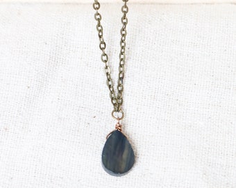 Mother of Pearl Teardrop Necklace, Bronze Necklace, Everyday Jewelry, Bronze Jewelry, Pendant Necklace, Boho Necklace, Simples Necklace