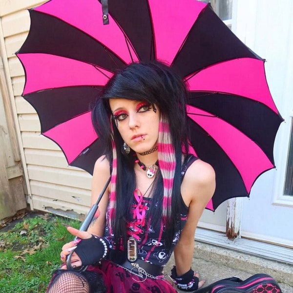 Batwing Pagoda Umbrella [BLACK/HOT PINK striped]