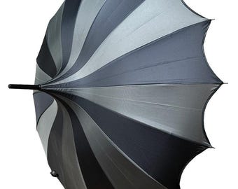 Paraguas tipo pagoda con alas de murciélago – Accesorio de lluvia gótico negro y gris, sombrilla oscura Alt