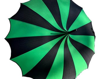 Paraguas tipo pagoda con alas de murciélago – Accesorio gótico para la lluvia en negro y verde, sombrilla de metal y nailon