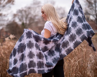 Écharpe Shibori en lin gris, écharpe grise, écharpe grise de Shibori, écharpe de teinture de cravate, enveloppement de Shibori, enveloppement de shibori de gris, coureur de table, écharpe blanche noire