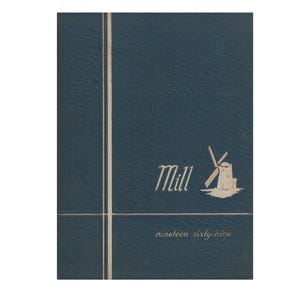 Könnte beinhalten: Ein blauer Buchumschlag mit dem Wort "Mill" in silbernen Buchstaben, zusammen mit einer Windmühlenillustration. Der Text "nineteen sixty-nine" steht unter dem Titel. Ein vertikaler weißer Streifen und eine horizontale weiße Linie befinden sich auf dem Umschlag.