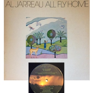 以下が含まれることがあります： アル・ジャロウのアルバム「オール・フライ・ホーム」のアルバムカバー。アルバムアートは、鹿、木、野原にいる人物の気まぐれなイラストが特徴です。レコードレーベルは下に表示され、アルバムタイトルとアーティスト名が表示されています。
