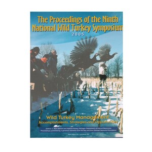 Op de afbeelding: De omslag van een boek getiteld "The Proceedings of the Ninth National Wild Turkey Symposium 2005" met een foto van twee wilde kalkoenen die over een besneeuwd maïsveld vliegen.