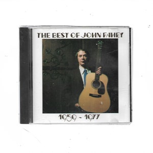 Op de afbeelding: Een CD-hoes met een foto van John Fahey die een gitaar vasthoudt. De tekst op de hoes luidt "The Best of John Fahey 1959 - 1977".