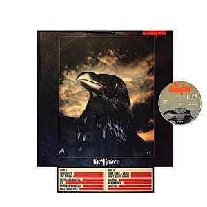 Puede incluir: La portada del álbum "The Raven" de The Stranglers presenta un cuervo negro sobre un cielo de puesta de sol nublado. El título del álbum está escrito en texto rojo y blanco. La lista de canciones está impresa sobre un fondo negro y rojo.