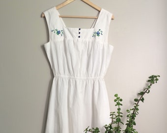 Vintage White Cotton Summer Dress with Blue Flower Embroidery and Pockets!