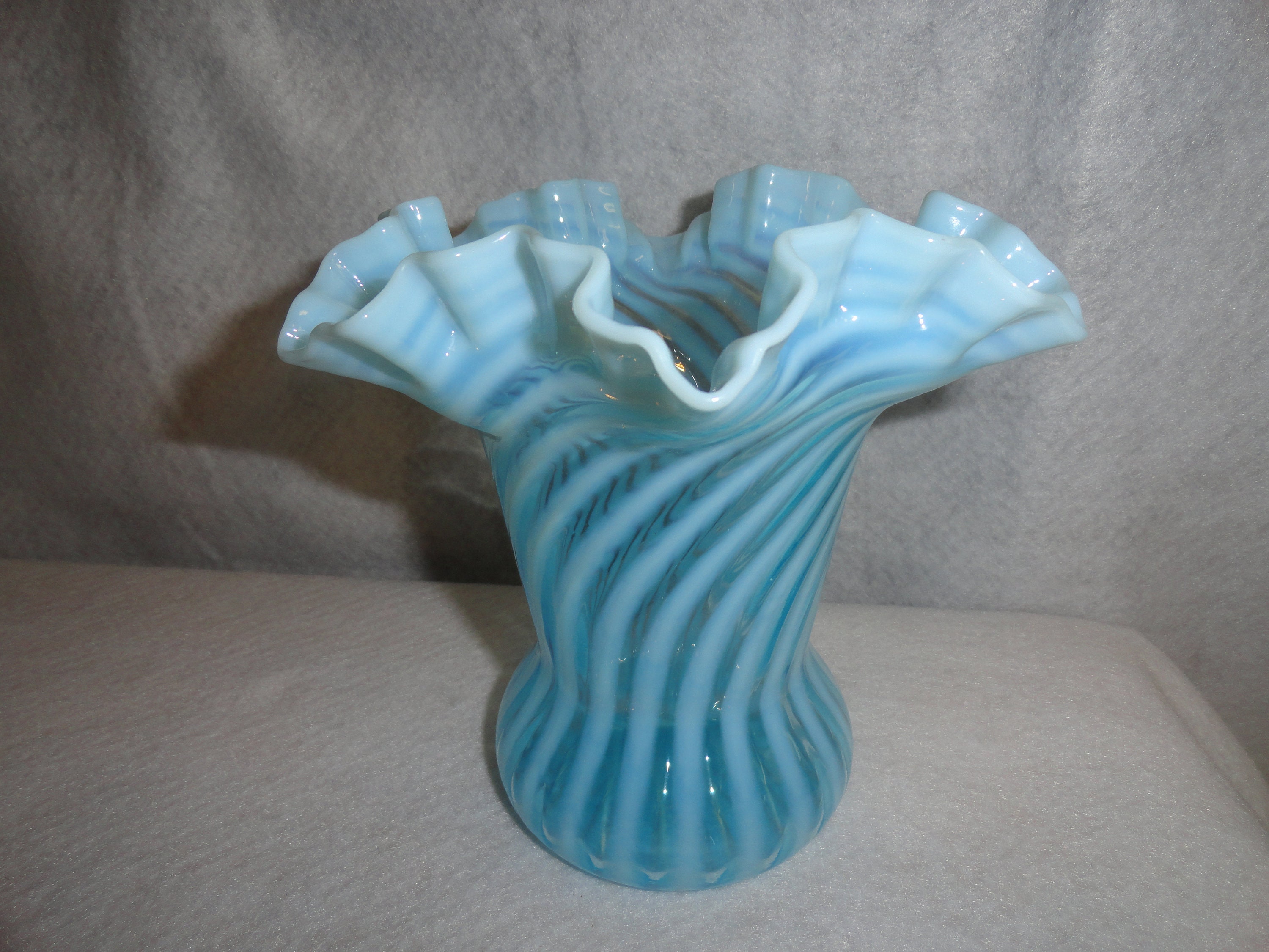 ビンテージ フェントン ブルー オパールセント スパイラル