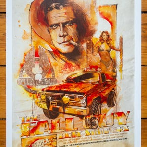Peut inclure: Une affiche de style vintage représentant un homme portant un chapeau de cowboy fumant une cigarette, une femme en bikini et un pick-up rouge. Le texte "The Fall Guy" et d'autres phrases sont visibles. L'œuvre a une esthétique rétro.