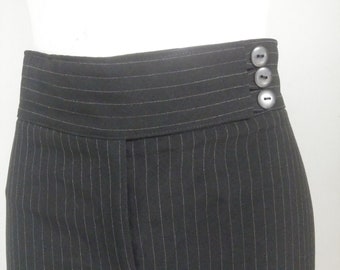 Elegante gestreepte broek met asymmetrische sluiting en binnenzak