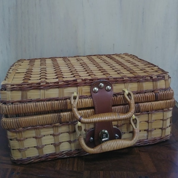 Vintage Rattan Picnic Basket for Two / Small Rattan Suitcase Basket / Small Woven Picnic Basket
