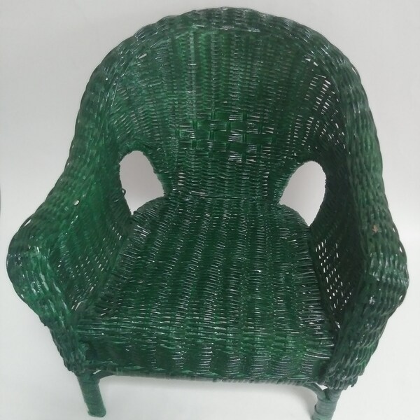 Osier fantaisiste : un charmant fauteuil de poupée pour votre collection/vert peint à la main