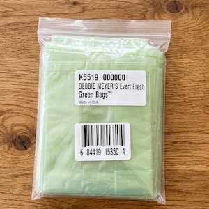 Puede incluir: Un paquete de bolsas verdes Evert Fresh de Debbie Meyer. Las bolsas de color verde claro están selladas en una bolsa de plástico transparente. La etiqueta del producto incluye el texto "Green Bags" y un código de barras.