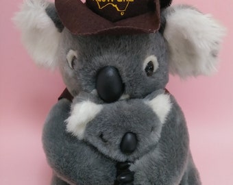 Australischer Koala Plüschtier: Mutter mit Baby, Filzmütze & Jacke 33 cm