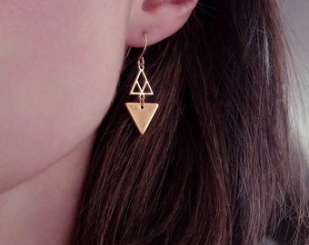 Pendientes triangulares chapados en oro