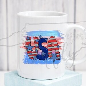 Könnte beinhalten: Weiße Keramiktasse mit einem rot-weiß-blauen USA-Motiv. Das Motiv zeigt Sterne und Streifen mit einem Pinselstrich-Effekt.