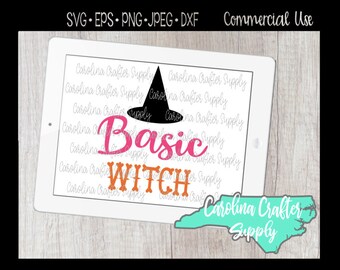 Könnte beinhalten: Ein digitales Design mit einem schwarzen Hexenhut mit dem Text "Basic Witch" in rosa und orangefarbenen Buchstaben. Das Design ist auf weißem Hintergrund mit einer blauen und grünen Umrandung des Bundesstaates North Carolina mit dem Text "Carolina Crafter Supply".