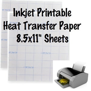 Puede incluir: Tres hojas de papel de transferencia térmica imprimible con inyección de tinta blanco, de 21,6 x 27,9 cm, con un patrón de cuadrícula. El papel se muestra junto a una impresora.