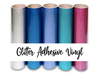 Op de afbeelding: Vijf rollen glitterende zelfklevende vinyl in zilver, blauw, lichtblauw, turquoise en roze.