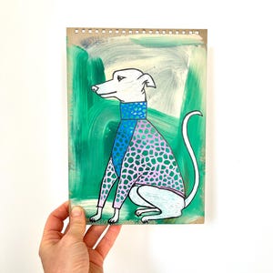 Cuadro de un perro whippet con jersey, obra de arte canina, decoración de pared de mascota, cuadro de pared de un perro pintado sobre tablero reciclado con pinturas acrílicas.