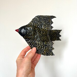 Decorazione murale in cartapesta a forma di uccello nero, pezzo unico fatto a mano.