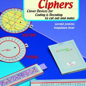 Puede incluir: Un libro titulado "Códigos y Cifras" con una cubierta azul y un título amarillo. El libro presenta instrucciones para hacer dispositivos inteligentes para codificar y decodificar mensajes. El libro incluye una variedad de plantillas, incluyendo un cifrado Vigenère circular, un cifrado basado en cuadrícula y un cifrado de tira. El libro también incluye un "Libro de Descifrado" con una cubierta azul y un título blanco.