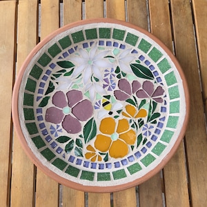 Honingbij inheemse bloemen tuin terracotta schotel met mozaïek vogelbad waterbak voor vogels en bijen genieten van het buiten decor voor tuiniers
