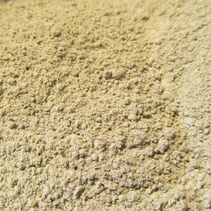 Puede incluir: Primer plano de un polvo marr&oacute;n claro, posiblemente una especia o condimento.