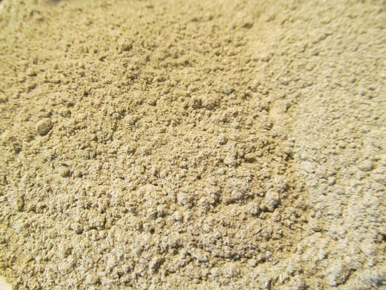 Puede incluir: Primer plano de un polvo marr&oacute;n claro, posiblemente una especia o condimento.
