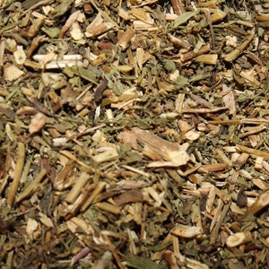 Puede incluir: Primer plano de una mezcla de hierbas y ra&iacute;ces secas, que incluye hojas verdes, tallos marrones y trozos de color marr&oacute;n claro. La mezcla parece ser una mezcla de varias plantas.