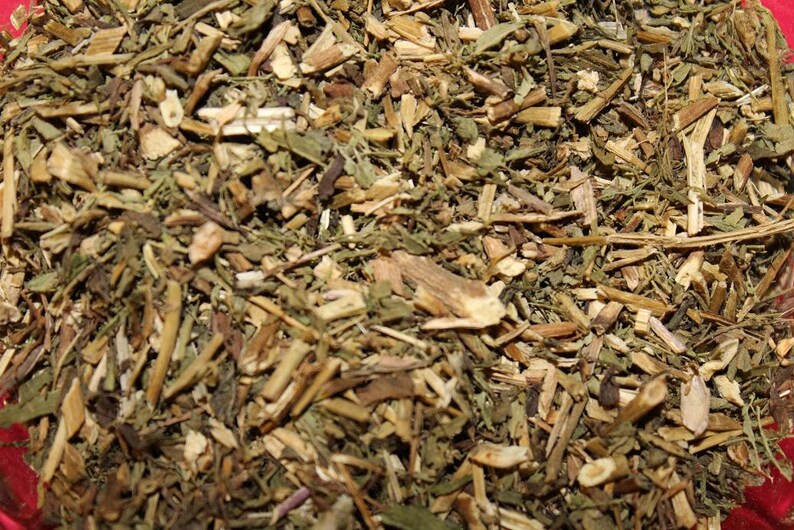 Puede incluir: Primer plano de una mezcla de hierbas y ra&iacute;ces secas, que incluye hojas verdes, tallos marrones y trozos de color marr&oacute;n claro. La mezcla parece ser una mezcla de varias plantas.