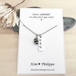 Peut inclure: Un collier en argent avec un petit pendentif qui dit "K ♥ P" et un pendentif en argent avec des strass noirs et rouges. Le collier est sur une carte blanche avec le texte "Notre amour est plus fort que tout!" et "Kim ♥ Philippe" et le site web "bijouxluccydesign.etsy.com".