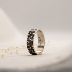 Ronde 6 mm brede platte band van gehamerd getextureerd sterlingzilver met rustieke oxidatie - op bestelling gemaakt