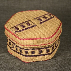 Straw jewelry box Hand made Trinket box Woven straw treasure basket Rustic Old Style Gift idea