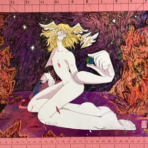 Könnte beinhalten: Eine farbenfrohe Illustration einer Person mit einem langen, blonden Pferdeschwanz und Flügeln, die einen kleinen, grünen Globus hält. Der Hintergrund ist dunkelviolett mit Sternen und Flammen.