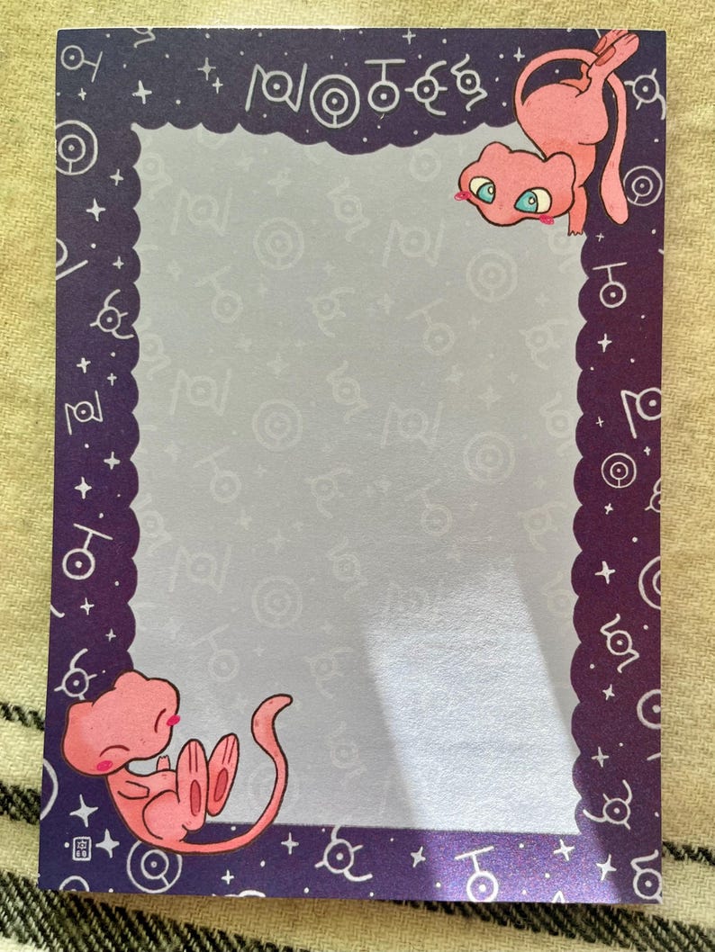 Puede incluir: Un bloc de notas rectangular con un borde morado con borde festoneado y s&iacute;mbolos blancos. Se representan dos criaturas de dibujos animados rosas, una colgada boca abajo y la otra acurrucada. El fondo es gris claro con s&iacute;mbolos repetidos.